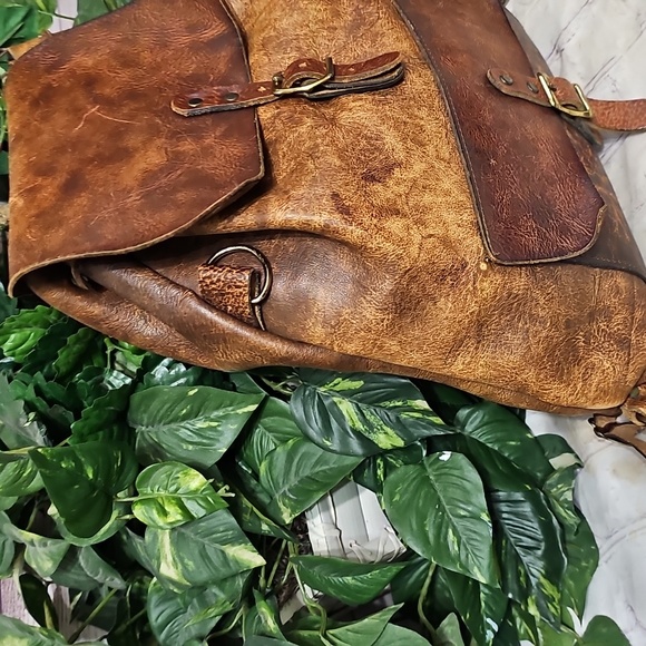 Vintage 1970s Leather Flap Closure Drawstring Backpack  Day Backpack Carry On - Picture 6 of 13